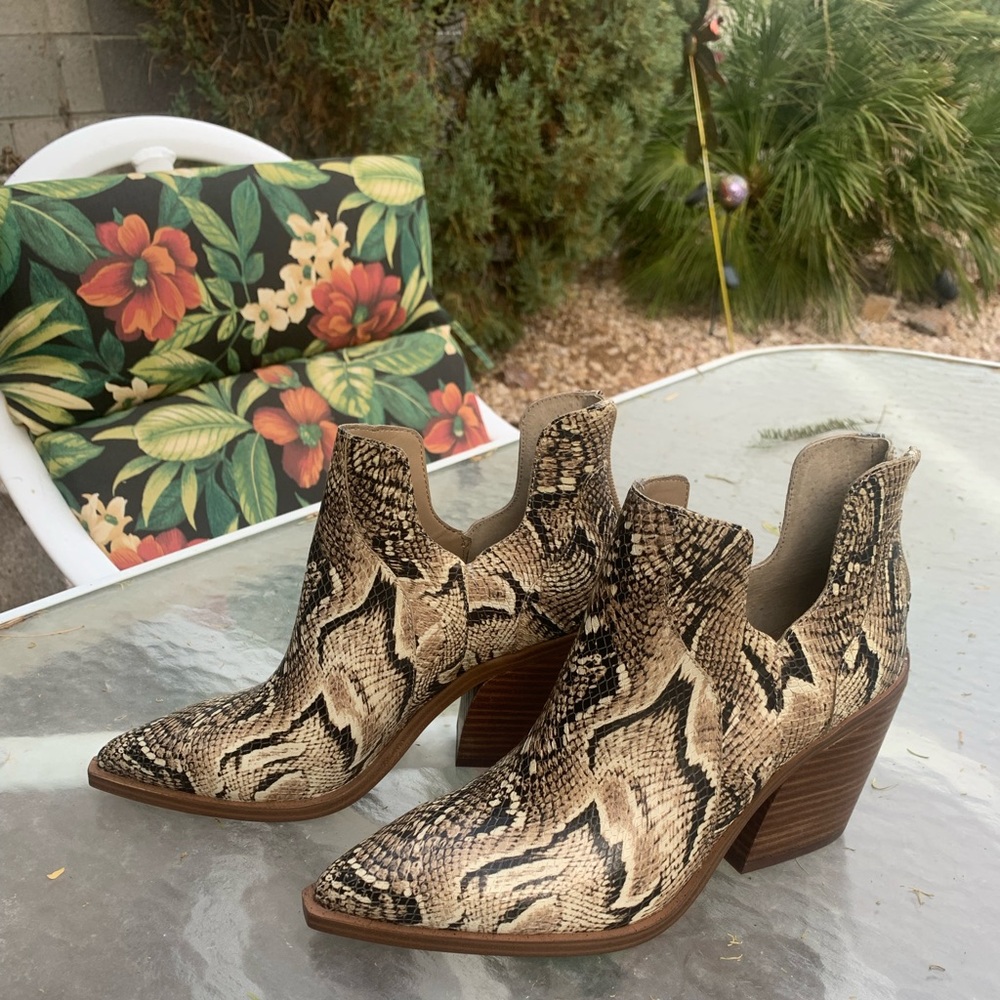 NWOB Vince Camuto Gannilla Western boots size 9